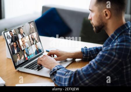 Online-Video-Meeting. Erfolgreiche junge Erwachsene Geschäftsmann kommunizieren mit Geschäftskollegen per Videoanruf mit Laptop, diskutieren über finanzielle Zukunft und Strategie Stockfoto