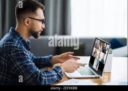 Online-Video-Meeting. Erfolgreiche junge Erwachsene Geschäftsmann kommunizieren mit Geschäftskollegen per Videoanruf mit Laptop, diskutieren über Finanzgraphen und Strategie Stockfoto