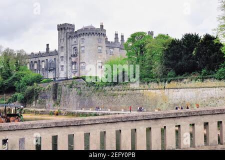 Kilkenny, County Kilkenny, Irland. Kilkenny Castle von John's Bride (auch bekannt als St. John's Bridge) über den Fluss Nore. Stockfoto