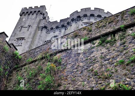 Kilkenny, County Kilkenny, Irland. Kilkenny Castle erbaut in einer beherrschenden Position über dem Fluss Nore. Stockfoto