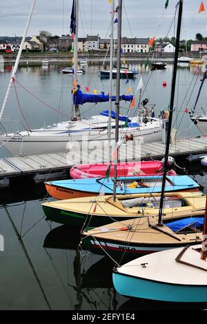 Dungarvan, County Waterford, Irland. Bunte kleine Boote und Segelboote im Hafen von Dungarvan in der irischen Küstengemeinde. Stockfoto