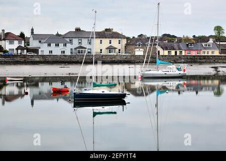 Dungarvan, County Waterford, Irland. Kleine Boote und Segelboote tragen zu einem bunten Hafen in der irischen Küstengemeinde Dungarvan bei. Stockfoto