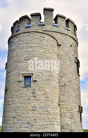 Liscannor, County Clare, Irland. O'Brien's Tower über den berühmten Cliffs of Moher. Stockfoto