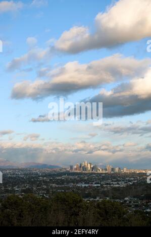 Blick auf das Becken von Los Angeles und die Skyline der Innenstadt vom Baldwin Hills Overlook. Stockfoto