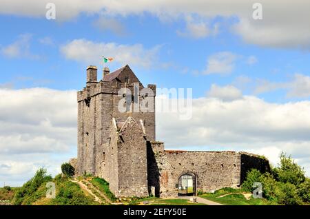 Kinvara, County Galway, Irland. Dunguaire Castle, erbaut im 16th. Jahrhundert, liegt am südlichen Rand der Galway Bay. Stockfoto