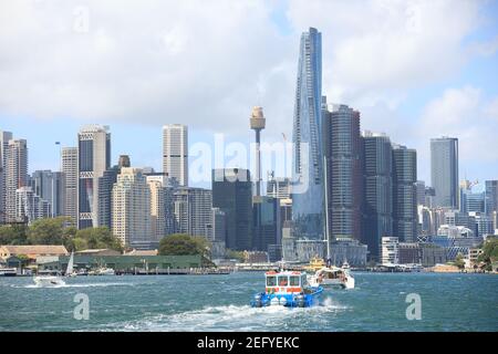 Wochenendboote im Hafen von Sydney in der Nähe von Barangaroo und der Innenstadt von Sydney. Stockfoto