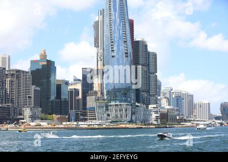 Sydney, Australien - 14. Februar 2021. Ein geschäftiges Wochenende mit Wasserfahrzeugen im Hafen von Sydney mit dem neu fertiggestellten Crown Sydney und Barrangaroo im Hintergrund Stockfoto