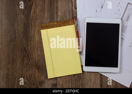 Architekt Designer-Ingenieur mit Küche Design Blaupause Plan Bauprojekt Im modularen Schrank im digitalen Tablet Stockfoto