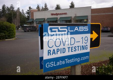 Das COVID-19 Rapid Testing Zeichen ist vor dem GS Labs Covid-19 Teststandort in Lake Oswego, Oregon, am 2/7/2021, inmitten der Coronavirus-Pandemie zu sehen. Stockfoto