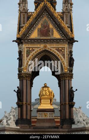 Rückansicht der vergoldeten Statue des Albert Memorial, London, England Stockfoto