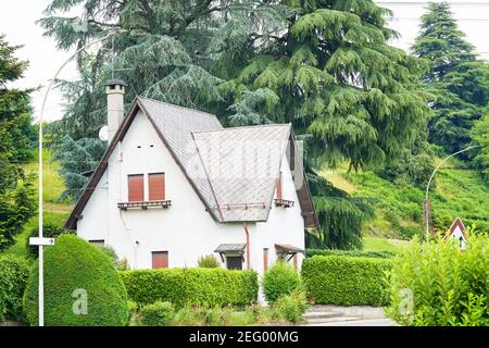 Modernes und schönes Haus im europäischen Stil. Neues generisches Einfamilienhaus in zeitgenössischem Vorstadtviertel in Italien, Europa. Stockfoto