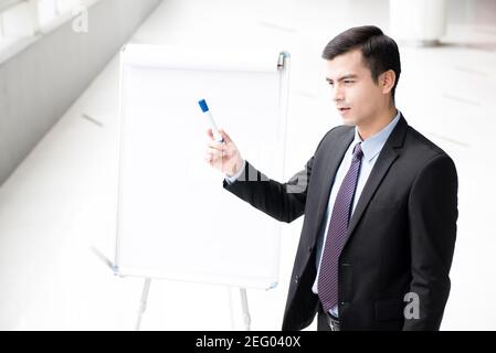 Junger Geschäftsmann als Meeting Leader, der eine Präsentation gibt Stockfoto