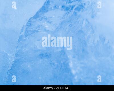 Makroansicht auf Eiskristalle. Nahaufnahme. Weichfokus. Blauer Hintergrund Stockfoto