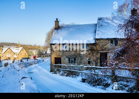 Cotswold Steinhütten im Schnee im Januar. Snowshill, Cotswolds, Gloucestershire, England Stockfoto