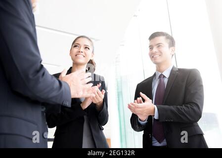 Geschäftsleute klatschen beim Bau des Korridors in die Hände - Lob, Gratulation und Wertschätzung Konzepte Stockfoto