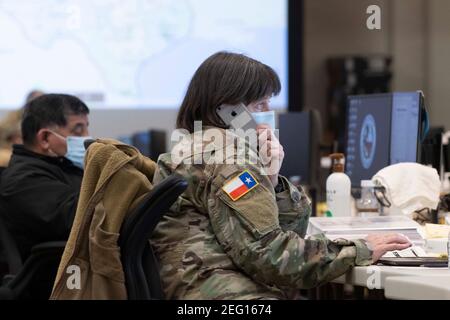 Austin, Texas, USA. Februar 2021, 17th. Notfallbeamte, darunter MARGARET VAUGHN von der Texas State Guard, überwachen das Wetter in Texas im State Operations Center, während Texas in allen 254 Grafschaften Rekordschnee und bittere Kälte zu verzeichnen hat. Etwa ein Viertel des Staates ist immer noch ohne Macht, da Beamte staatliche Ressourcen an einer Vielzahl von Fronten einsetzen. Quelle: Bob Daemmrich/ZUMA Wire/Alamy Live News Stockfoto