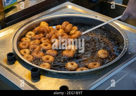 Traditionelles türkisches Dessert. Es wird 'Lokma' genannt. Leckeres und authentisches Street Food. Speziell für Ramadan. Stockfoto