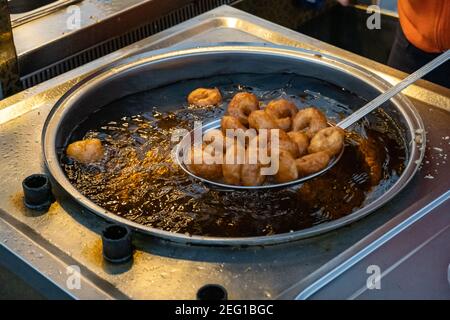 Traditionelles türkisches Dessert. Es wird 'Lokma' genannt. Leckeres und authentisches Street Food. Speziell für Ramadan. Stockfoto