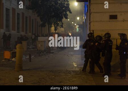 Madrid, Spanien. Februar 2021, 17th. Die Bereitschaftspolizei schießt Gummibälle auf Demonstranten. (Foto von Fer Capdepon Arroyo/Pacific Press) Quelle: Pacific Press Media Production Corp./Alamy Live News Stockfoto