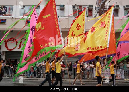 Die Menschen tanzen den Löwen beim Tin Hau Geburtstag in Yuen Long Stockfoto