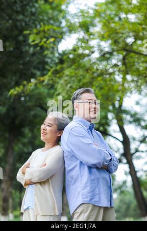 Porträt eines glücklichen alten Paares Zurück nach hinten