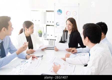 Junge asiatische Business-Team diskutieren Arbeit am Meeting-Tisch in Das Büro Stockfoto