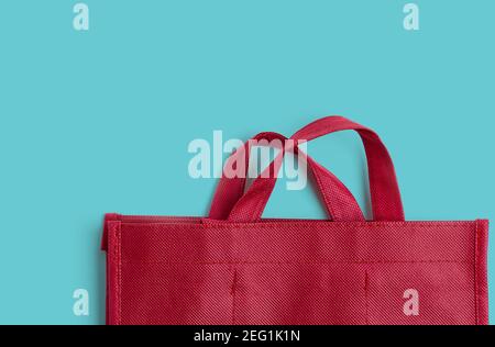 Rote Baumwolltasche auf colprful Hintergrund mit Kopierer Platz Stockfoto