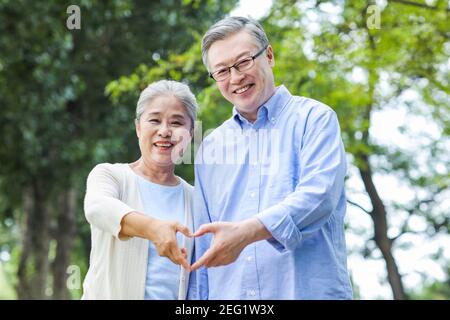 Porträt von glücklichen alten Paar mit Herz Geste