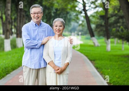Porträt des glücklichen alten Paares Arme um die Schultern