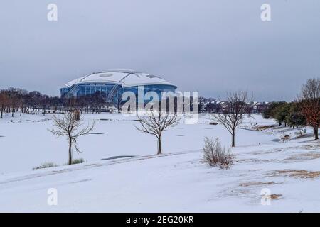 Arlington, Texas, USA. Februar 2021, 17th. Schnee und Eis bedecken das Dallas Cowboys Stadium, ATT Stadium, in Arlington, Texas. Quelle: Dan Wozniak/ZUMA Wire/Alamy Live News Stockfoto