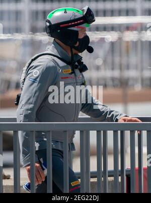 Auckland, Neuseeland, 18. Februar 2021 - Luna Rossa Prada Pirelli, der gemeinsame Steuermann Jimmy Spithill, macht sich auf den Weg zu einem Trainingssegel im Waitemata Harbour, der eine obligatorische Gesichtsbedeckung trägt, bevor das nächste Prada Cup Finale stattfindet, das aufgrund von Covid-19 Level 2 Retsriktionen verschoben wurde. Kredit: Rob Taggart/Alamy Live Nachrichten Stockfoto