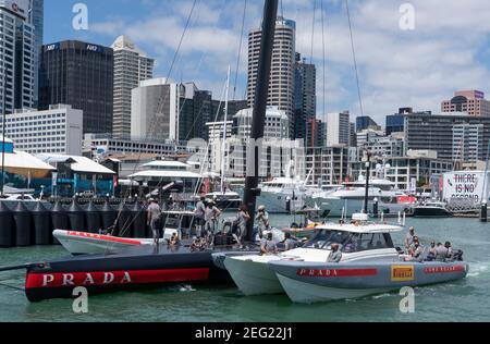 Auckland, Neuseeland, 18. Februar 2021 - die Crew von Luna Rossa Prada Pirelli verlässt ihr Dock für das Training im Waitemata Harbour und trägt obligatorische Gesichtsbezüge für das nächste Prada Cup Finale, das verschoben wurde. Das nächste Rennen wird am Wochenende unter Level 2 Covid -19 Sperrbedingungen erwartet, die die Zuschauer beschränken, die sich versammeln, um das Rennen zu beobachten. Kredit: Rob Taggart/Alamy Live Nachrichten Stockfoto