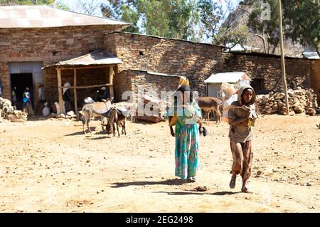 Lokale Tigrayan Dorfbewohner tragen Taschen von Labyrinth / Teff Mehl aus einer lokalen Müllerei in der Region Tigray in Äthiopien. Stockfoto
