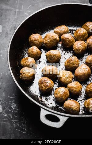 Fleischbällchen in einer Pfanne. Selektiver Fokus. Geringe Schärfentiefe. Stockfoto