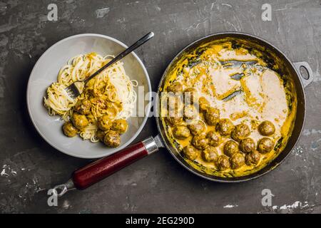 Fleischbällchen in cremiger Sauce mit Spaghetti. Selektiver Fokus. Geringe Schärfentiefe. Stockfoto