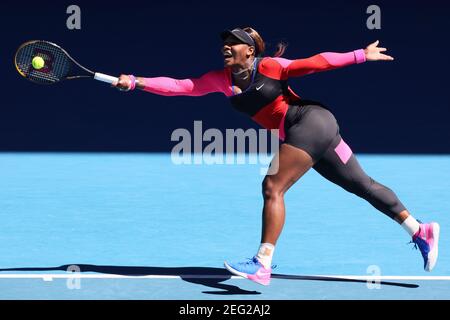 Melbourne, Australien. Februar 2021, 18th. 10th Seed Serena WILLIAMS aus den USA in Aktion gegen 3rd Seed Naomi OSAKA aus Japan in einem Frauen-Halbfinale am Tag 11 der Australian Open 2021 auf Rod Laver Arena, in Melbourne, Australien. Sydney Low/Cal Sport Media. Kredit: csm/Alamy Live Nachrichten Stockfoto