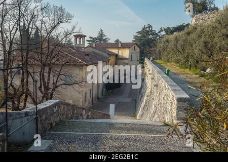 Die Steintreppe in der alten Burg von Brescia Stockfoto