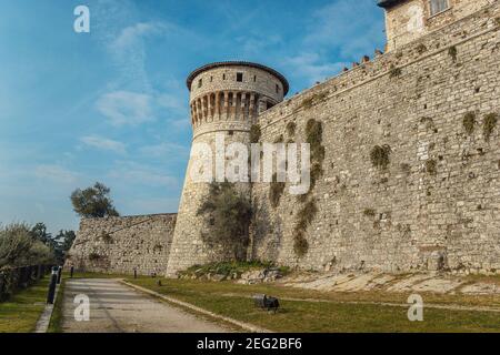 Blick auf den Aussichtsturm von der unteren Ebene Die Burg von Brescia Stadt Stockfoto