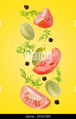 Kreative fliegende frische Zutaten für Salat auf trendig farbigem Hintergrund Stockfoto