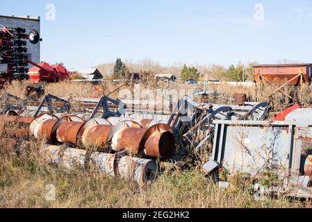 2020 Russland, Oktober. Verdorbene Landmaschinen auf dem alten Autofriedhof gelagert. Stockfoto