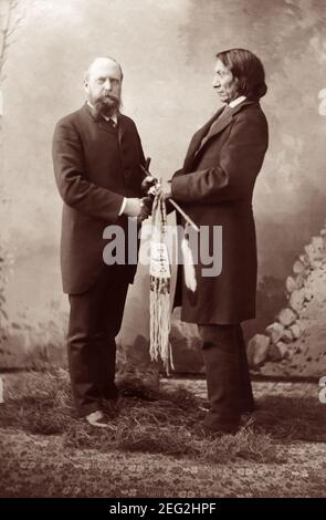 Paläontologe Othniel Charles Marsh (1831-1899) und Lakota Chief Red Cloud (1822-1909) in New Haven, Connecticut, im Jahr 1883. Stockfoto