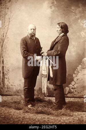 Paläontologe Othniel Charles Marsh (1831-1899) und Lakota Chief Red Cloud (1822-1909) in New Haven, Connecticut, im Jahr 1883. Stockfoto