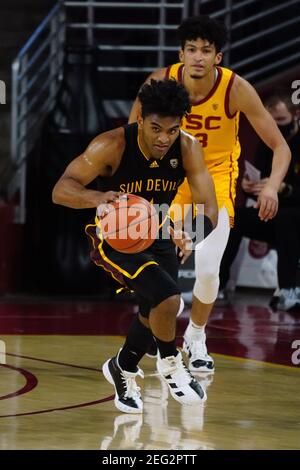 Arizona State Sun Devils Wache Remy Martin (1) dribbelt die Ball von Südkalifornien Trojanern verfolgt Max Agbonkpolo (23) Während einer NCAA-Spalte Stockfoto