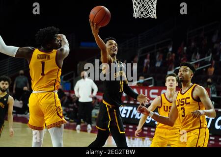 Arizona State Sun Devils Wache Alonzo Verge Jr. (11) schießt den Ball als Südkalifornien Trojaner Chevez Goodwin (1), Drew Peterson und U3# Stockfoto