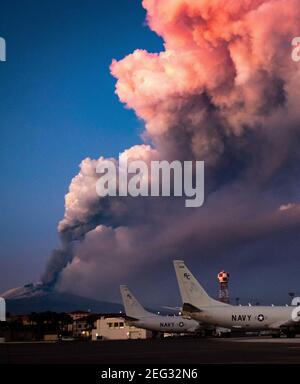 Sizilien, Italien. Februar 2021, 16th. Handout Foto von Mt. Der Ätna lässt sich im Hintergrund des P-8A Poseidon-Seepatrouillenflugzeugs, das den 'Grey Knights' of Patrol Squadron (VP) 46 zugewiesen wurde, etwas Dampf ablassen. Der Ätna, Europas aktivster Vulkan, springt in Aktion, von Sigonella Italien aus gesehen, Dienstag, 16. Februar 201. Italiens nationales Institut für Geophysik und Vulkanologie sagte, der Ausbruch stellt keine Bedrohung für die umliegenden Gemeinden, aber die Behörden ausgesetzt Flüge vom internationalen Flughafen Catania. US Navy Foto von Mass Communication Specialist 2nd Klasse Austin Ingram via ABACAPRESS.COM Stockfoto