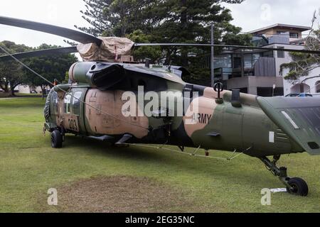 Sydney, Australien. Donnerstag, 18th. Februar 2021. Ein Black Hawk Hubschrauber ist unten im Robertson Park, Watson's Bay in Sydneys östlichen Vororten, nachdem er eine Notlandung machen musste. Der Hubschrauber der Spezialeinheiten kam während einer Anti-Terror-Übung im Hafen von Sydney mit einem Schiff in Kontakt. Kredit Paul Lovelace/Alamy Live Nachrichten Stockfoto