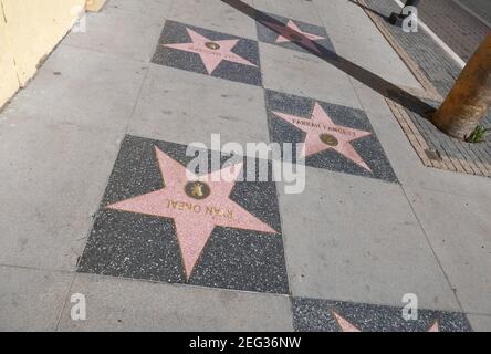 Hollywood, California, USA 17th. Februar 2021 EIN allgemeiner Blick auf die Atmosphäre der Schauspielerin Ali MacGraw Star, Schauspielerin Farrah Fawcett Star und Schauspieler Ryan O'Neal Star auf dem Hollywood Walk of Fame am 17. Februar 2021 in Hollywood, Kalifornien, USA. Foto von Barry King/Alamy Stockfoto Stockfoto