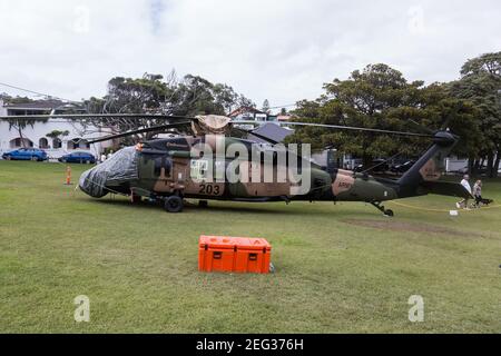 Sydney, Australien. Donnerstag, 18th. Februar 2021. Ein Black Hawk Hubschrauber ist unten im Robertson Park, Watson's Bay in Sydneys östlichen Vororten, nachdem er eine Notlandung machen musste. Der Hubschrauber der Spezialeinheiten kam während einer Anti-Terror-Übung im Hafen von Sydney mit einem Schiff in Kontakt. Kredit Paul Lovelace/Alamy Live Nachrichten Stockfoto