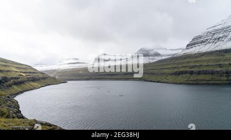 Dramatische Landschaft auf den Färöer Inseln. Die Art der Färöer im Nordatlantik Stockfoto