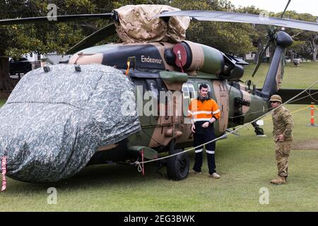 Sydney, Australien. Donnerstag, 18th. Februar 2021. Ein Black Hawk Hubschrauber ist unten im Robertson Park, Watson's Bay in Sydneys östlichen Vororten, nachdem er eine Notlandung machen musste. Der Hubschrauber der Spezialeinheiten kam während einer Anti-Terror-Übung im Hafen von Sydney mit einem Schiff in Kontakt. Kredit Paul Lovelace/Alamy Live Nachrichten Stockfoto